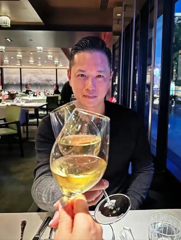 胡杏儿|胡杏儿婚姻VS大S具俊晔:老公吃软饭,五年三胎,还得赚钱养家