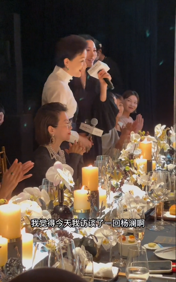 杨澜|杨澜:背驼成啥样了!参加晚宴被小辈碾压,贵妇打扮合影还是不自信