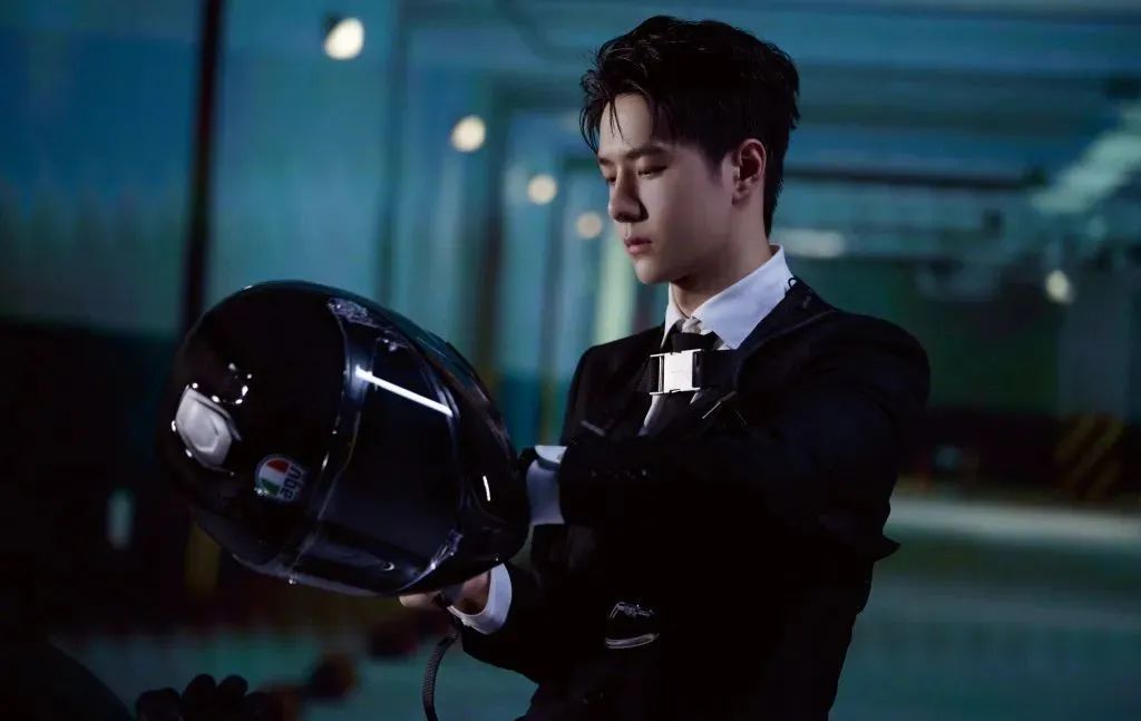 王一博|王一博成“摇钱树”,三年创收10.83亿,以一人之力撑起公司