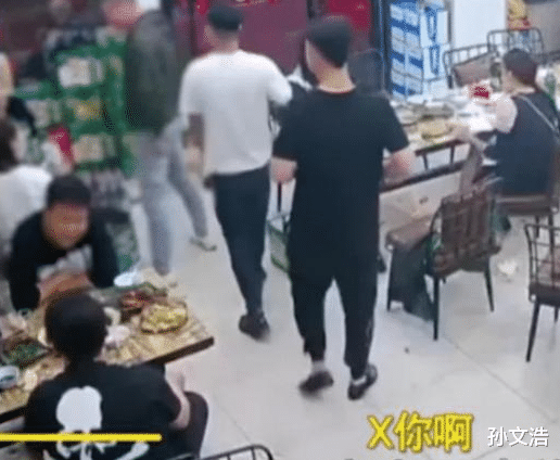 唐山打人视频里奇怪的地方 ,这样才能解释通