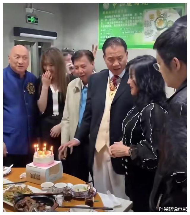 万梓良|“入戏太深”的万梓良排队做核酸,全程在给自己加戏,却无人理会