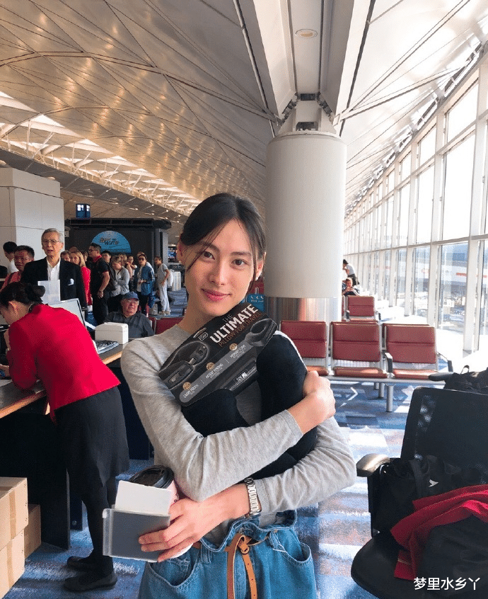 李嘉欣|梁洛施复出首登伦敦時裝周,衣品复刻李嘉欣,30岁活成富太的样子