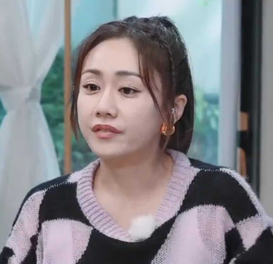 刘芸|《妻子6》女星吃饭戴墨镜,陆毅妻子我能理解,刘芸夫妇搞啥名堂