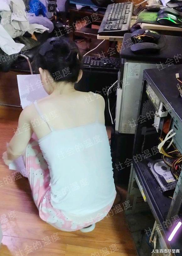 老板娘为省钱自己修电脑，穿着吊带热得大汗淋漓，离婚后选择单身
