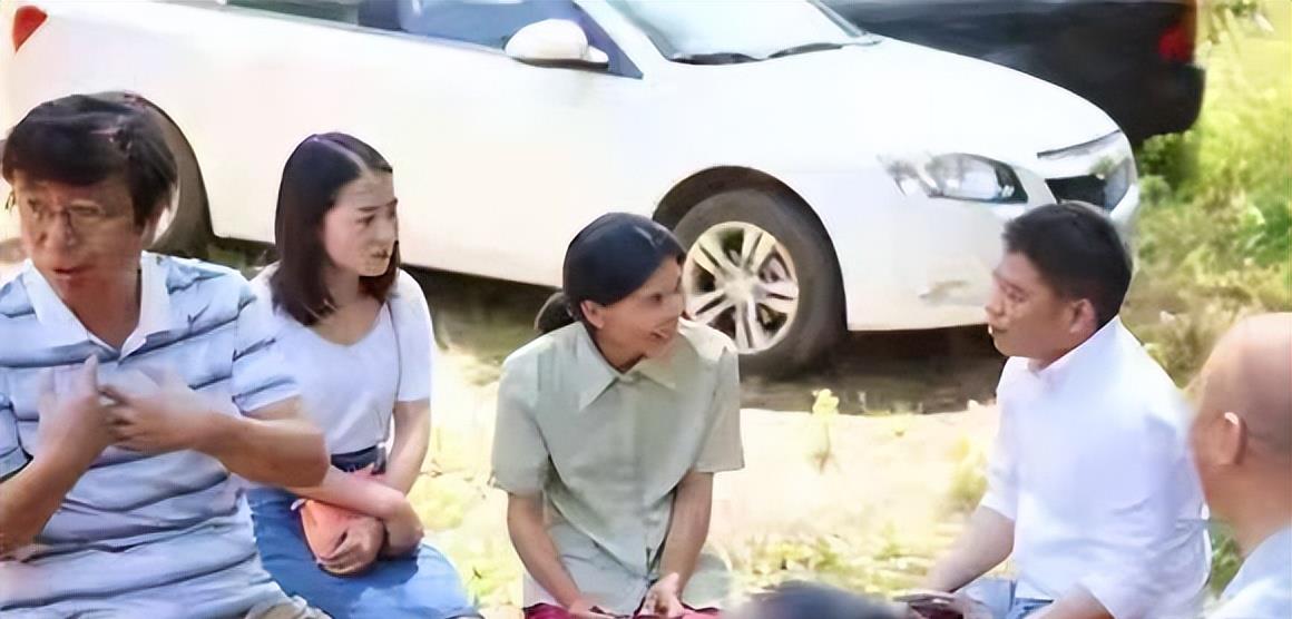 贫困户|高考712分的高材生进厂打工?19年间却沦为贫困户,婚后连生5个娃