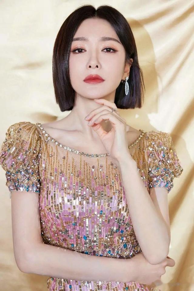 秦岚|秦岚献唱春晚,身着斜肩开衩裙,尽显精致好身材,温婉大气