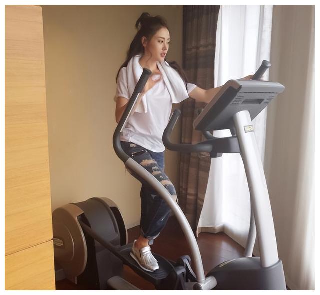 大S 金晨抹辣椒酱跑步，大S一天吃两口米饭，张天爱吃鸡蛋黄瓜瘦15斤