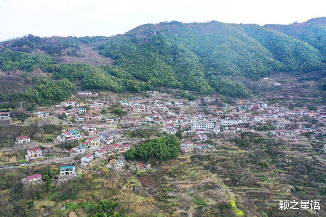 |油竹坪，悬岩村，两相对望如仙境