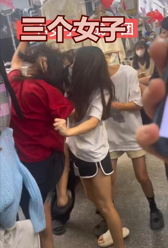 纪实:三名女子因为男人当街相互撕扯,旁观者:上衣都被扯烂了