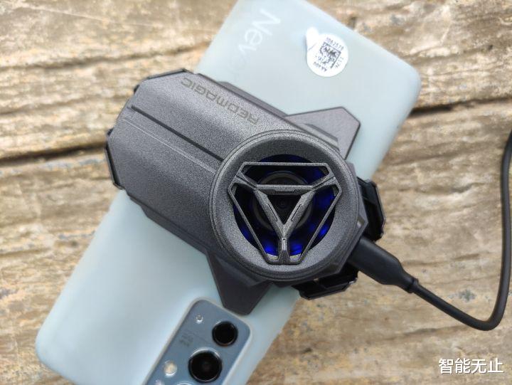 |手机发热“克星”，红魔涡轮散热背夹带来极致散热、沉浸游戏体验