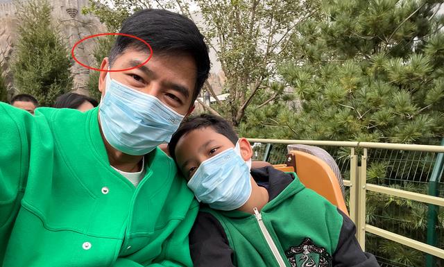 万里归途|郭晓冬：一家三口同游环球城，才47岁就已经是“两鬓斑白”的模样