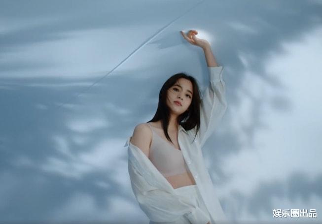 欧阳娜娜|欧阳娜娜拍摄代言大片，穿衬衣搭配半身裙，全程仰拍略显大气
