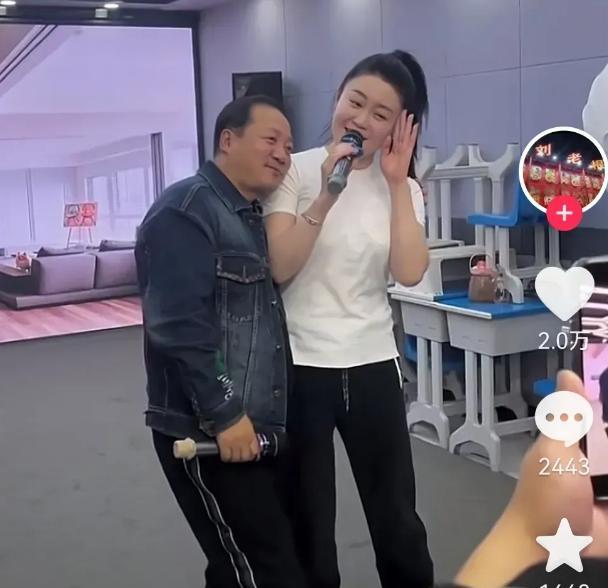 关婷娜|谢广坤脸贴关婷娜身体，亲昵搂肩引争议，网友：小心大拿收拾你