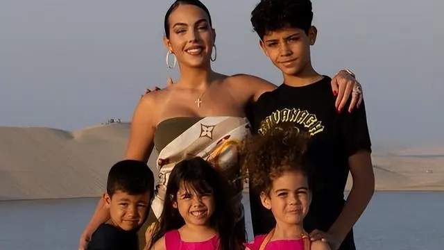 乔治娜|乔治娜带孩子们在卡塔尔游玩，前往沙漠拍写真也不忘炫富