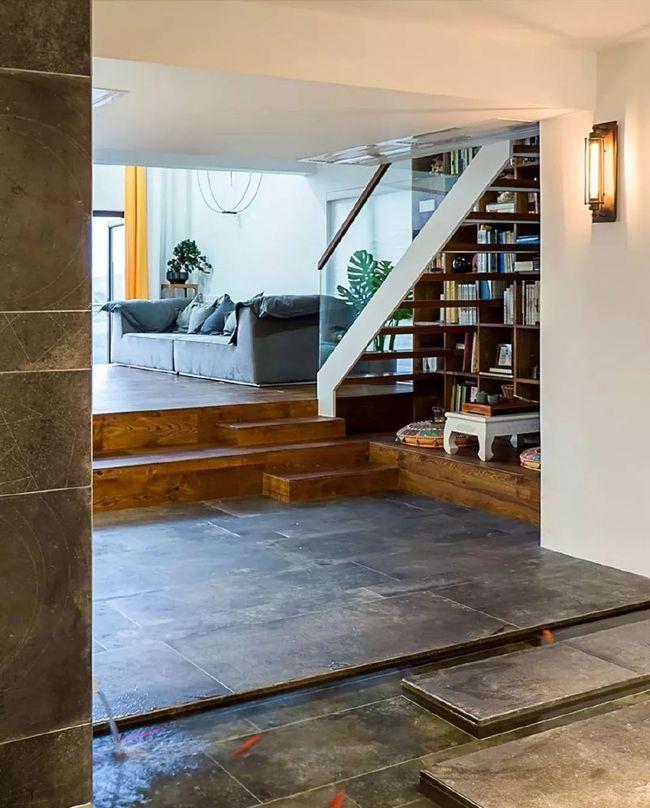 你见过在家里地板养鱼的吗?客厅里面装小院,这装修太神奇了!