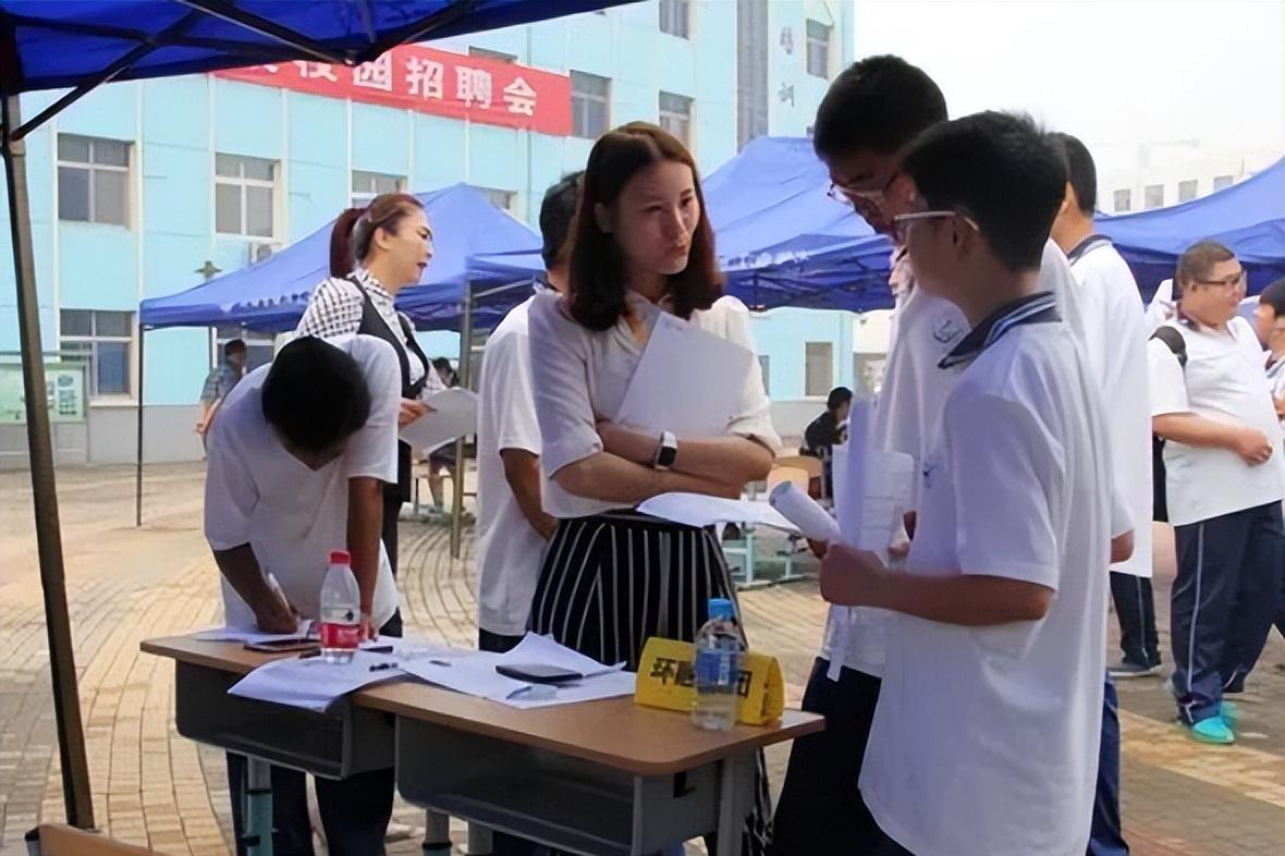 招聘|华为暂缓校招,近千名大学生茫然无措,他们毕业后该何去何从