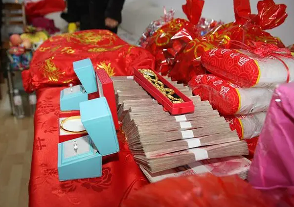 60岁养母向女儿下跪,只为索要天价彩礼,曾想将其嫁给残疾儿子