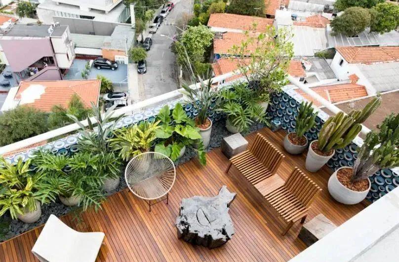 顶楼露台砖砌水池,在上面加2块板休闲,相当于拥有了一个小院子