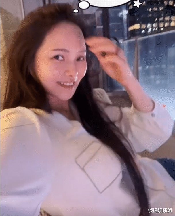 伊能静|54岁伊能静与网友合影，真人被赞又瘦又美，比照片更有气质