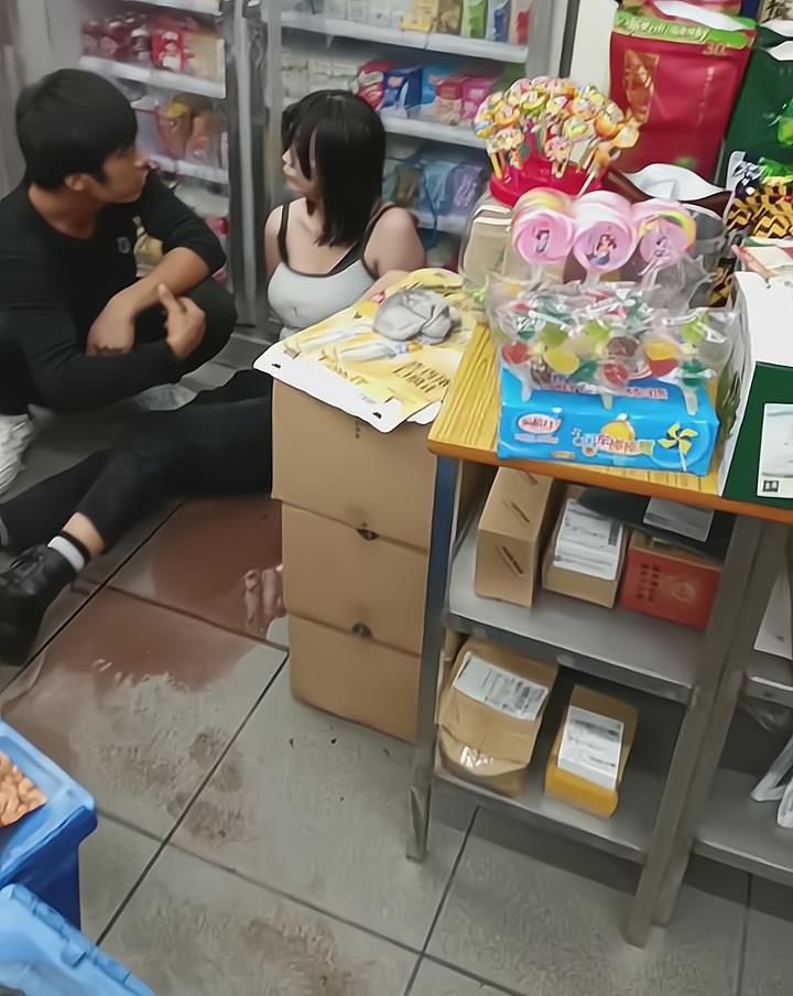 河南醉酒女子坐小卖店里,地下一滩水渍,嘴里不停说着:我不管了