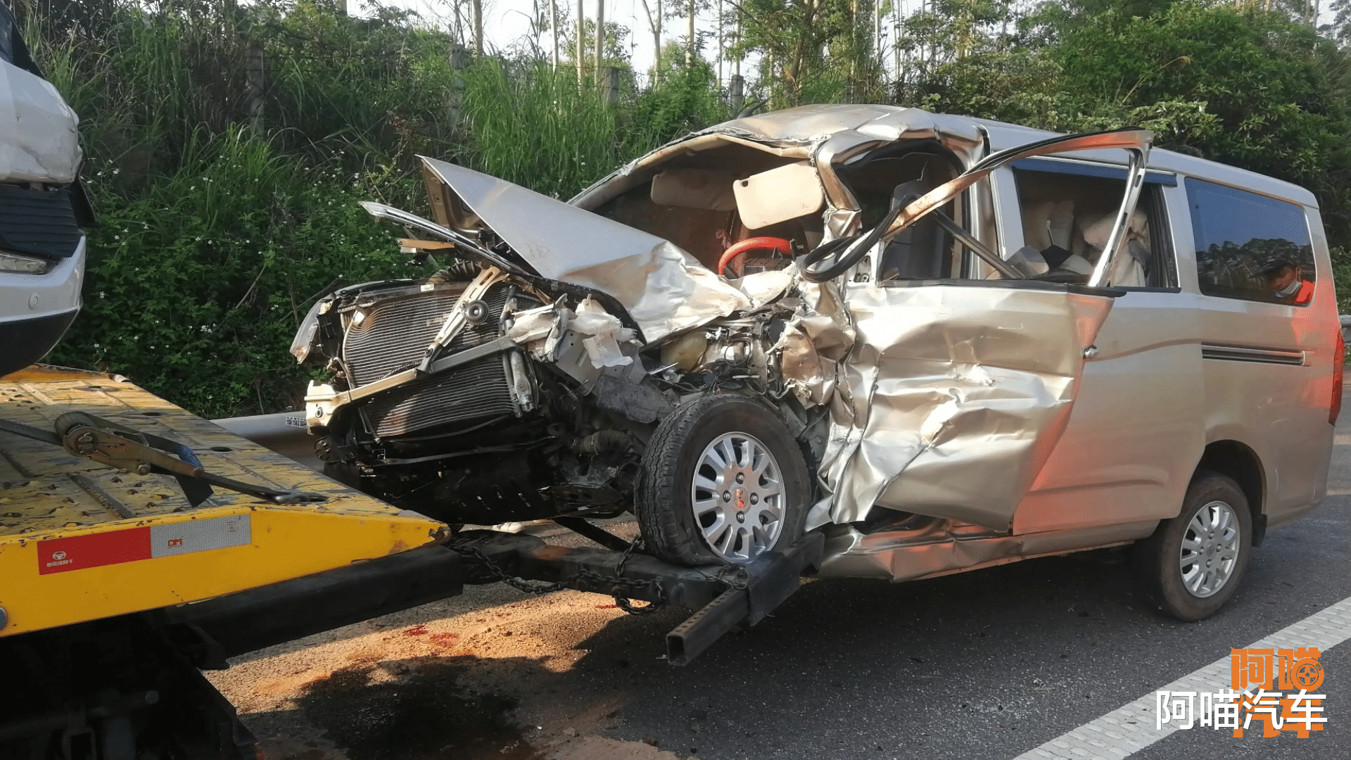 高速堵车,叫拖车背着走应急车道超车,会被处罚吗?