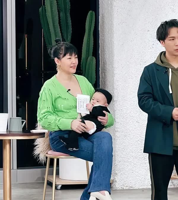 短裙 43岁小s生图流出！穿绿色奶奶衫难掩臃肿身形，土气刘海更减分