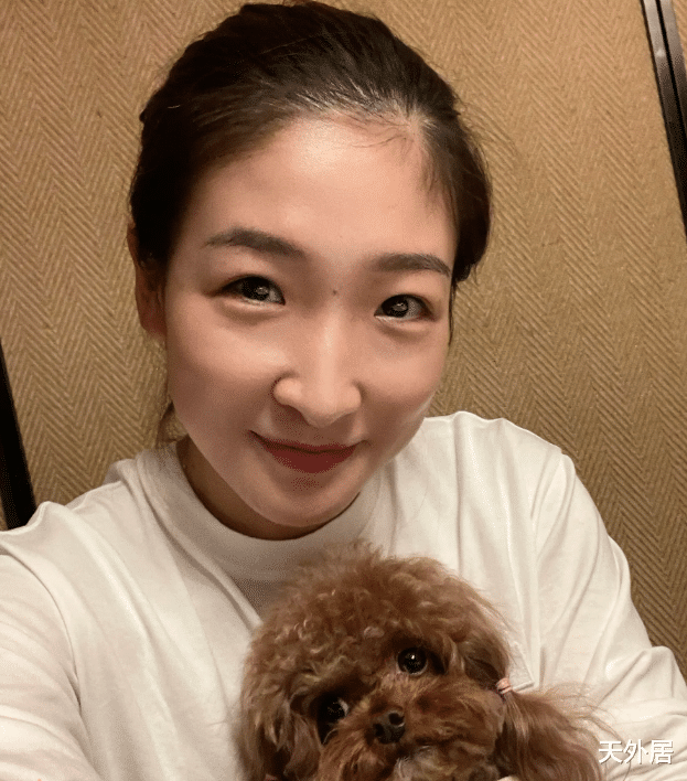 刘诗雯|可爱到犯规！刘诗雯晒“幼枣”时照片，写下四字：不忘初心