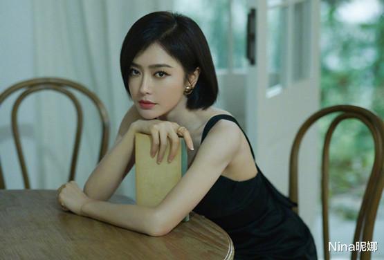 秦岚|“白月光”真不白叫！秦岚穿露脐装露肩带太心机，闺房里喝红酒美到发光