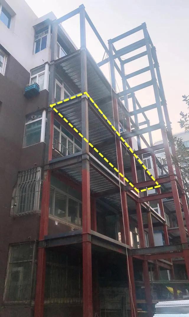 老小区加装电梯,阳台改玄关,抬脚就进屋,居然还有人反对?