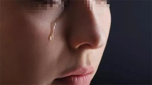 回顾女子被4名工友邀来家聚会,岂料引狼入室,4人竟对她动起邪念