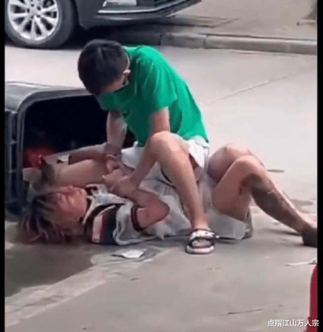 男子将妻子打到口鼻出血,把她塞进垃圾桶:为啥跟男人出去玩一夜?