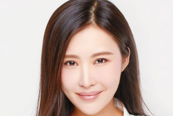 田朴珺|王石幼女罕见曝光，穿搭粉嫩像小公主，由保姆抱着没有哭闹