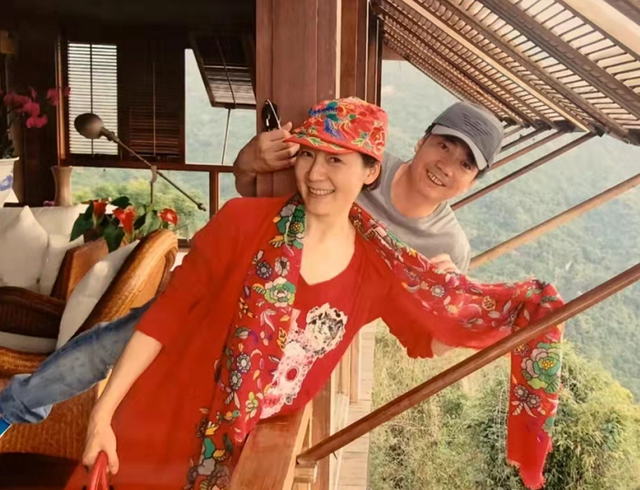 范明 范明在家带孙子累到脸通红，64岁富婆妻子颜值惊艳