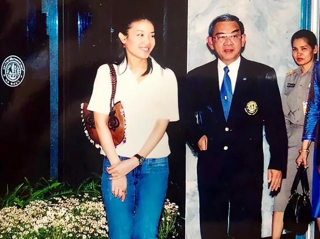 西拉米|西拉米乘御车亮相，51岁容颜不改碾压苏提达，不愧是后宫第一美人