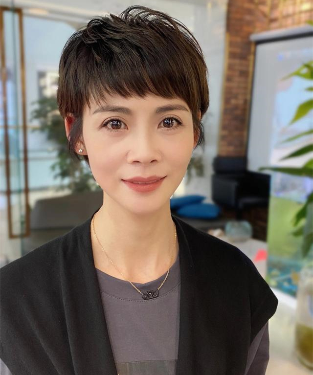 发型 五十岁女人留什么发型显年轻？掌握这4个减龄公式，想不减龄都难