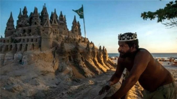 巴西男子在沙滩建城堡，自封为王22年，全靠游客维持生活
