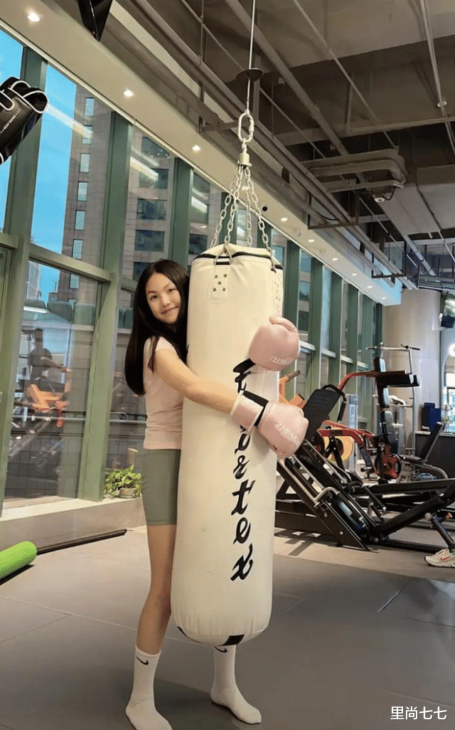 王诗龄宿舍内景曝光,奢华似五星级酒店,穿校服瘦得不敢认