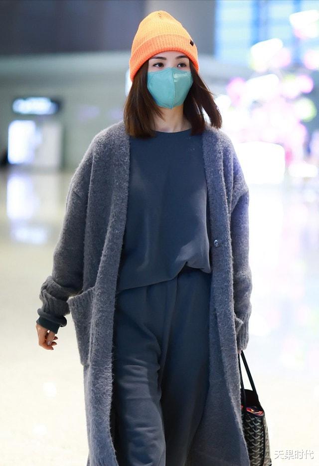 穿衣搭配|39岁的蔡卓妍真减龄,针织开衫配卫衣套装显气质,橘色针织帽抢镜