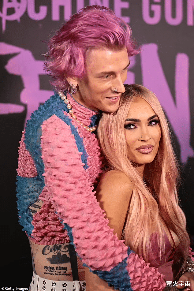 金·卡戴珊|36岁梅根穿雾霾粉包臀裙，线条感超卡戴珊，被爱人背后拥抱太甜了