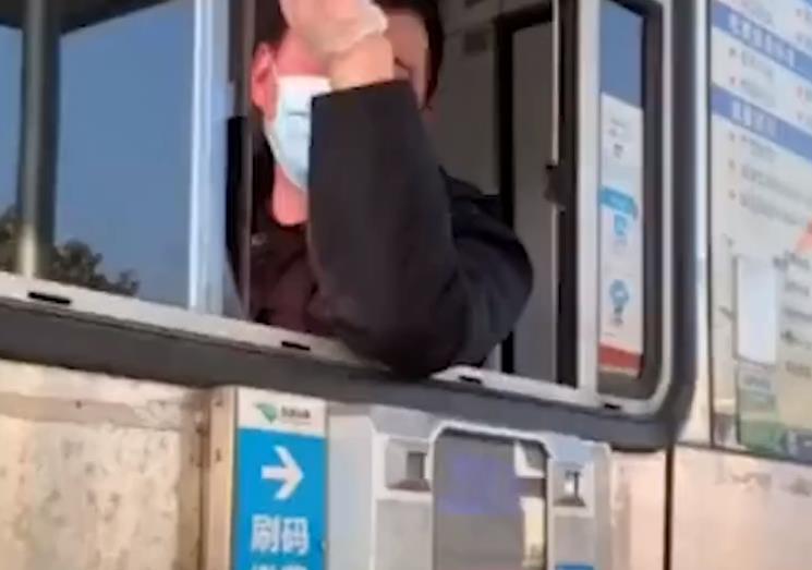湖南男子过收费站时被找零,一举动让工作人员哭笑不得:整不会了