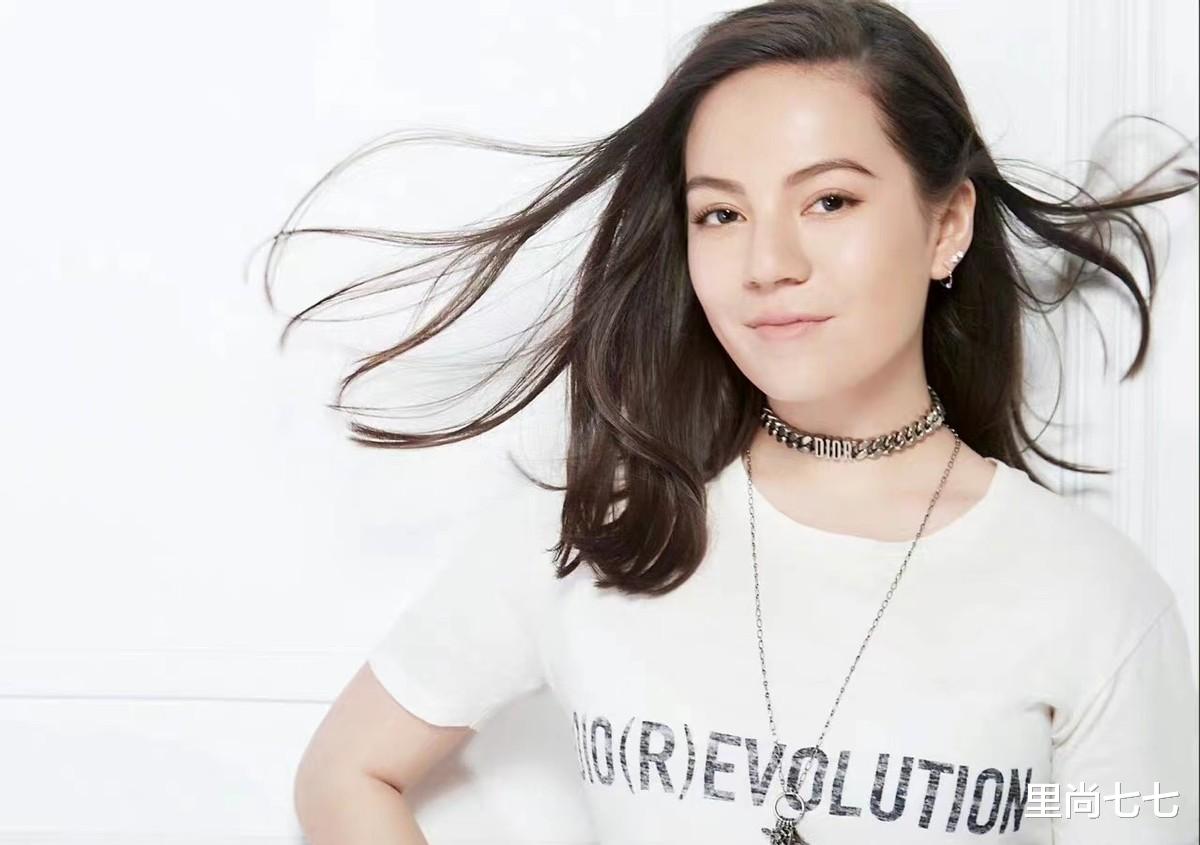 苏芒22岁女儿太成熟了，混血脸看着像40阿姨，穿抹胸身材却好过妈