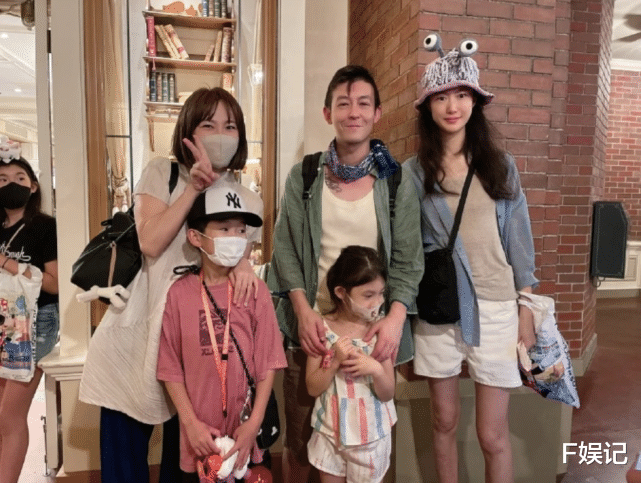 陈冠希|陈冠希带妻女到主题乐园游玩 遇到不少路人要合影一家人都开心配合