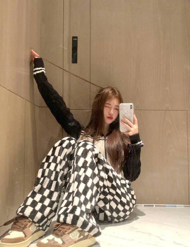 鞠婧祎|鞠婧祎最新自拍照对镜比耶超可爱 戴贝雷帽元气十足