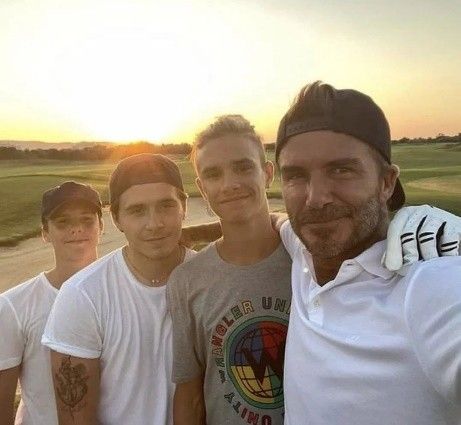 贝克汉姆|贝克汉姆:2个儿子长残长肥,光顾着谈恋爱,16岁老三没浪费基因