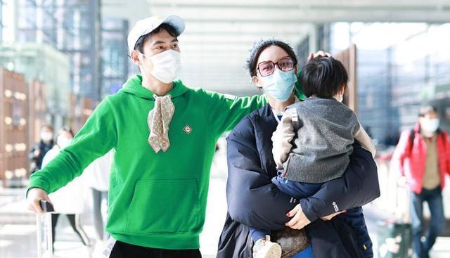 杨幂|袁弘张歆艺手牵手现身机场,为避免3岁儿子被关注,交给保姆照看