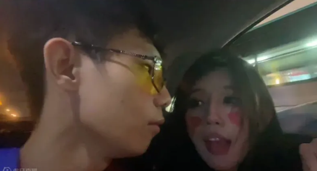 |“张嘉文现实中很现实”游戏中我一人吃四路，一看到美女就虚了