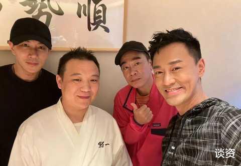 陈小春|刘恺威陈小春林峯长沙被偶遇,刘恺威瓜子脸抢镜,看着好年轻