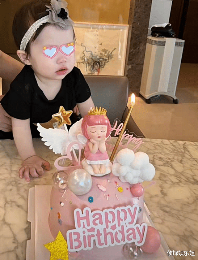 王灿|王灿带女儿与闺蜜小聚，穿露脐装抱娃尽显辣妈范儿，杜淳猛夸好美