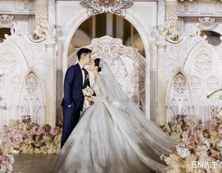 黄晓明|恭喜！黄晓明表弟青岛大婚，黄晓明担任主婚人，新娘颜值不输明星