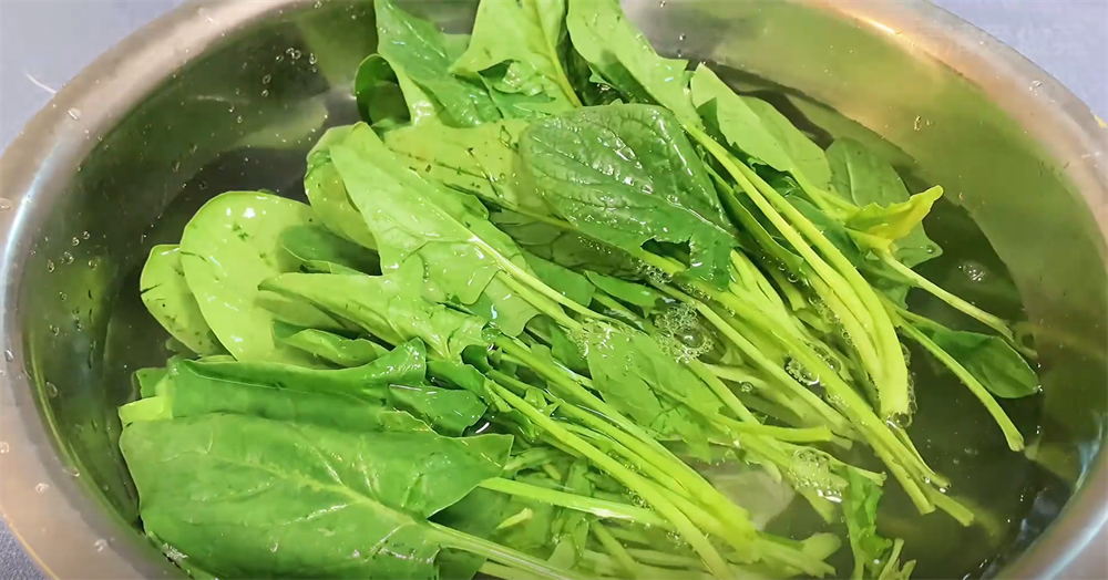 90岁老爷爷菠菜常这样吃,不炒不凉拌,常吃眼睛不花视力好